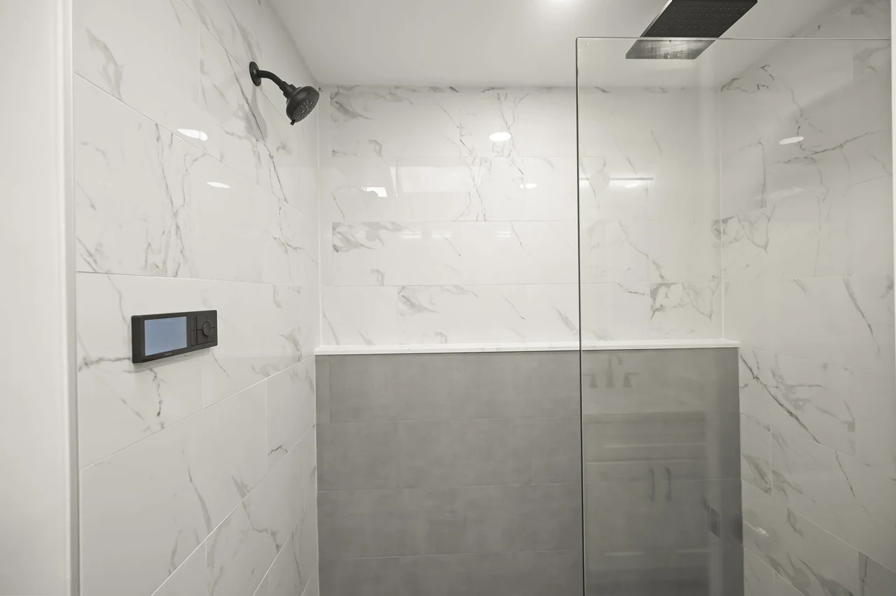 Tiled shower with rain showerhead, wall niche and digital control