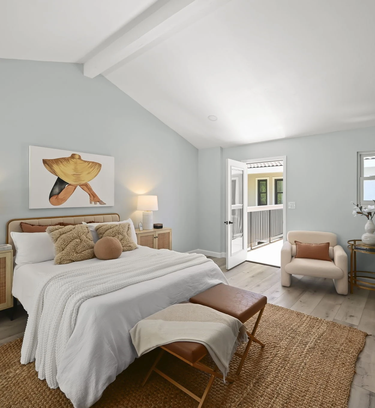 Guest bedroom with a bed, bedside tables and a sitting area