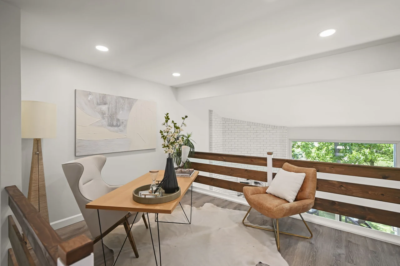 Sitting area with a round table, upholstered chairs and built-in bench