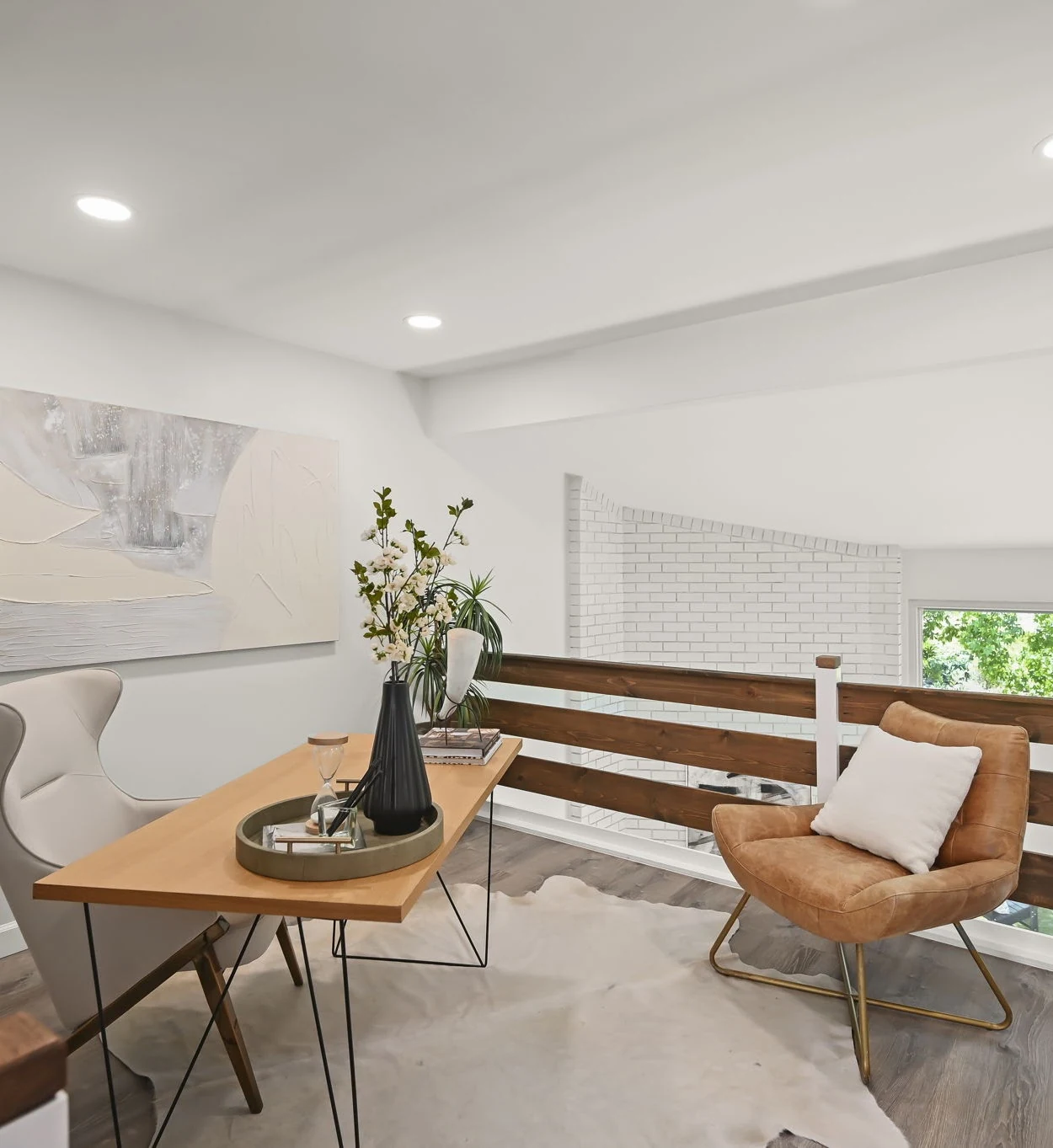 Sitting area with a round table, upholstered chairs and a built-in bench