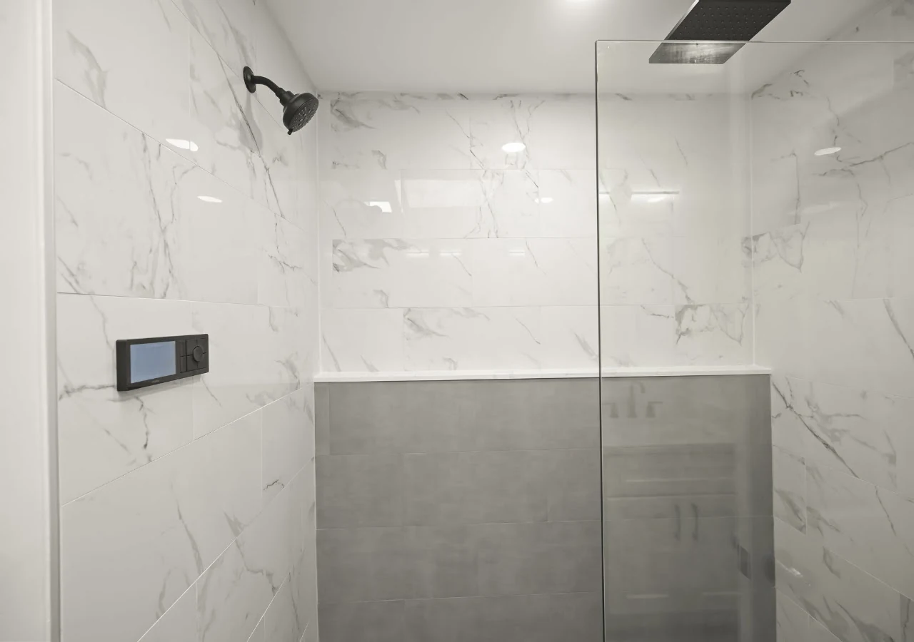 Tiled shower with a rain showerhead, wall niche and digital control